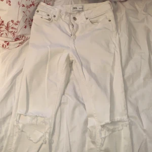 Jeans med hål - Knappt använda super bra skick ingen missfärgning. Har bortvalt