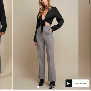 Grå kostymbyxor - Grå kostymbyxor från NAKD! Superfina men tyvärr lite för stora för mig :(❤️❤️
