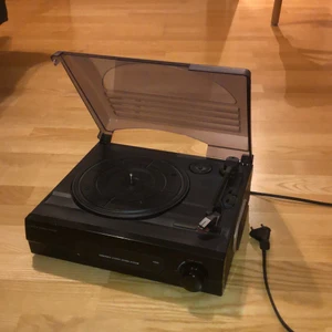 vinyl spelare - från clas olsson, använd fåtal gånger. bra skick! går även att koppla in till högtalare. spelar både små och stora LP skivor. hämtning eller mötas upp i Gävle då jag ej kan frakta den!