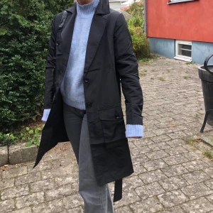Svart kappa - Skit snygg svart kappa! Aldrig använd och kommer i originalförpackning. Storlek M.