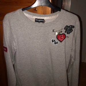 Karl Lagerfeld sweater - Grå sweater med detaljer från Karl Lagerfeld. Nypris 800kr. Strl.S/36. Köparen står för frakten, enbart använd 4 gånger. 