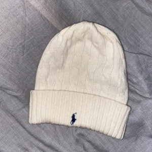 Gant mössa - Använd vid ca 2 tillfällen. Köpt förra året och ser ut som ny. Köpt för 600 kr och säljes för 300💕✨ frakt ingår