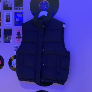 Svart väst - Väst från carlings, köpt för 400🖤  köp för 200 snabbaffär!