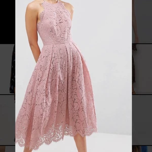 Klänning till högtid! - Sitter jättefint, ger väldigt romantisk look. Har använt den två ggr, på ett bröllop och ett dop. Är i nyskick.