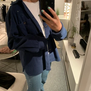 Jacka - Oversized mörkblå skjorta i fleece. Från weekday. 