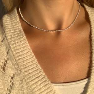 Rosa & turkost pärlhalsband med små pärlor💗💙🤍🥺💫🤩🤯🤪 halsbandet försluts med lås och tråden är elastisk 