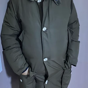 WOOLRICH - Gammal woolrich jacka som är unisex i storlek XS men passar för dem som har storlek S. Färg: brun. Bra skick. Hämtas i göteborg annars tillkommer frakt