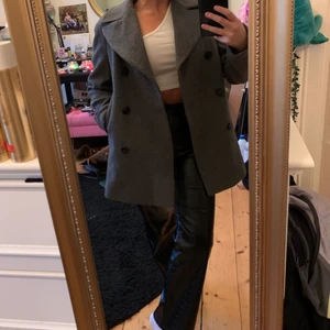 Gant kappa - Supersnygg Gant kappa i kavaj modell som passar på hösten och vintern, använd ett fåtal gånger men i super bra skick! Inköpspris: runt 2900kr