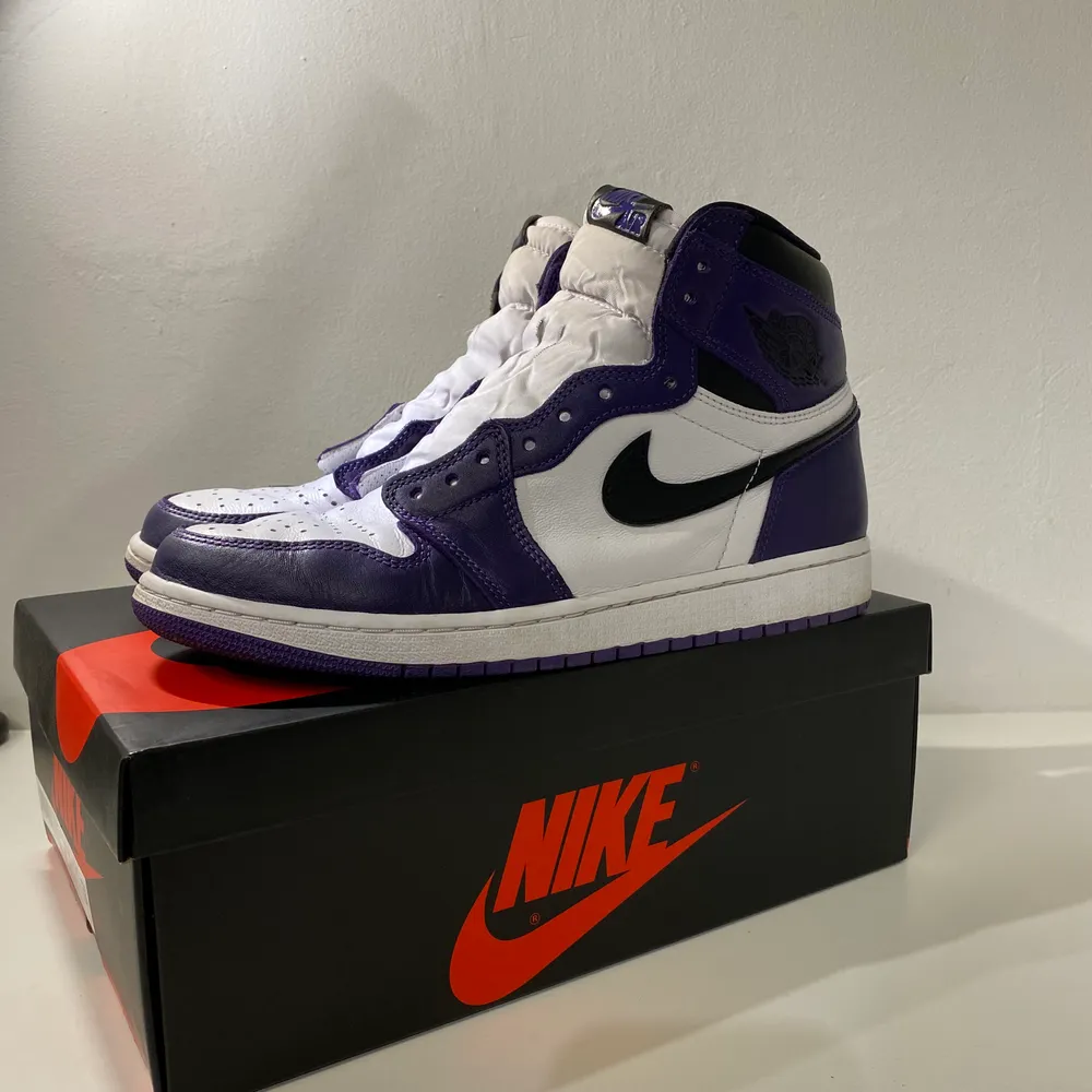 Säljer mina Air Jordan 1 High “Court Purple 2.0”. Köpta på plugmeplease där de idag kostar 5000kr, kvitto finns. Dom är använda men i mycket bra skick. . Skor.