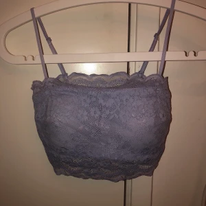 Lila topp - Lila topp med spets från pieces. Stretchig och har uttagbara inlägg. Har använts en gång, säljer på grund av att den aldrig kommer till användning. Frakt ingår i priset. Betalning sker via swish