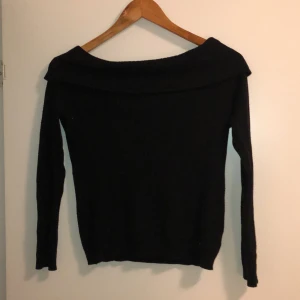 Off- shoulder tröja💕💕 - off shoulder tröja från hm storlek m använd några gånger ❤️