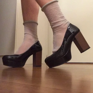 Högklackade skor  - As snygga mörkbruna klackar med en chunky heal. Älskar jättemycket, men har slutat ha på mig högklackat :’( Så nu är det dags för ett nytt hem! 💘