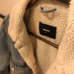Höst jeansjacka  - Jeansjacka från bikbok i strlk M, funkar jätte bra nu till hösten!! Köparen står för frakt. Bara till att skriva om ni har frågor💞