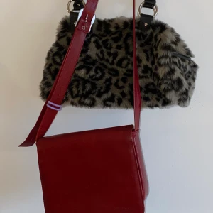 Röd väska - Söt vintage väska köpt secondhand, skriv för fler bilder! Pris kan diskuteras