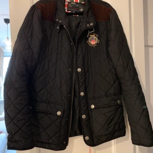 Män jacka  - Mörkblå Jacka från män sektion i storlek S. Använd men är i bra skick. Finns i Örebro. Kan fraktas (köparen står för frakten) 