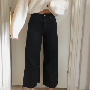 Super fina jeans🤩🤯 - Nästan helt oanvända jeans från zara. Sitter super bra💓
