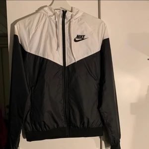 Nike vindjacka  - Nike jacka använd 2 gånger, har ingen användning för den därför säljer jag den. Nytt pris 849kr 