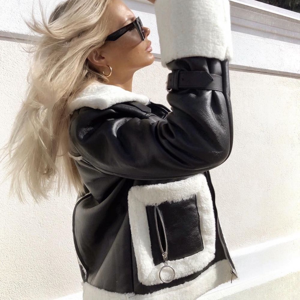 Super cool NA-KD biker jacka super varm perfekt för vintern🌟❄️. Älskar den men har för många jackor. Andvänd men i bra skick, har monterat av silverringar som satt på fickorna⚡️💕. Skriv så får ni fler bilder på produkten och hur den ser ut inköpt för 999kr⭐️. Jackor.