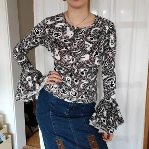Speciellt mönstrad Monki tröja  - Coolt mönstrad tröja med utsvängda ärmar från Monki köpt online. Knappt använd och därför i väldigt gott skick😍 Möts upp på Södermalm annars står köparen för frakt💜