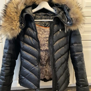 Hollies jacka - Säljer min hollies jacka som är knappt använd och är i bra skick. Det är storlek 34 men skulle själv som är en 36 så passar den bra. Kan gå ner i pris vid en snabb affär.  Frakt tillkommer 