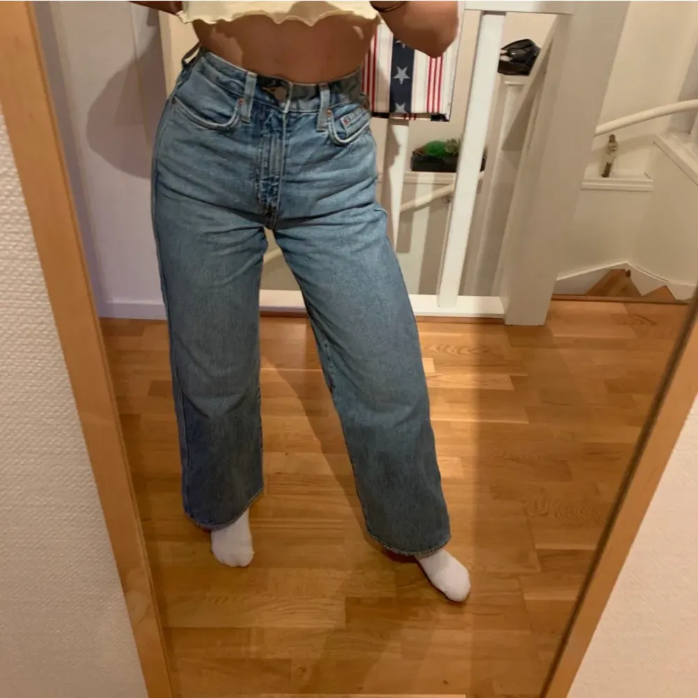 Straight jeans, använda en gång och säljer pga kommer aldrig till användning. Jag är 161 cm lång och storleken är 25. . Jeans & Byxor.