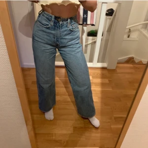Straight jeans  - Straight jeans, använda en gång och säljer pga kommer aldrig till användning. Jag är 161 cm lång och storleken är 25. 