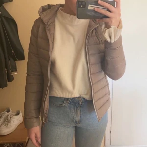 Jacka  - Tunnare dunjacka från mango, luvan går att ta av om man vill. Jackan är i ett bra skick🌈💖