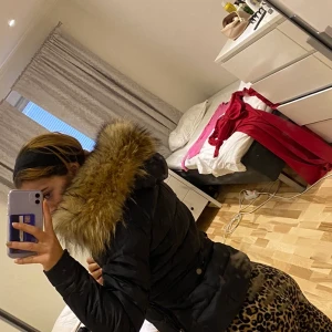 Hollies jacka - Storlek xs helt ny med åkta päls köpte jackan för 3500! Kan tänka mig 1000-1200