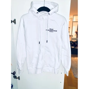 Peak performance kofta  - Peak performance kofta! Str: S, Modell: Dam, Skick: Ny skick (använd 2 gånger).  Kolla gärna in mina andra inlägg, Vi intresse av fler varor så fixar jag ett bra paketpris! 