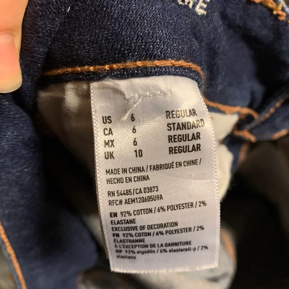 Bootcut jeans från American Eagle (super stretch), extremt snygga och använda två gånger. Är två bilder av samma för att de inte fick plats i en bild☺️ Amerikansk storlek 6, ungefär EUR 38.. Jeans & Byxor.