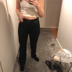 Svarta raka jeans💕💜 - Perfekta svarta raka jeans ifrån Arket som är helt slutsålda. Köpta för ca 700kr i slutet av sommarn men de va tyvärr lite små för mig så har knappt använd de. Perfekta i längden för mig som är ca 170cm. Storlek 28 vilket jag skulle säga motsvarar 36/38!!!