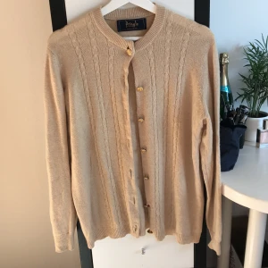 Beige Cashmere kofta - Superfin i princip oanvänd beige cashmere kofta, står ingen storlek men skulle säga S/M beroende på hur man vill att den ska sitta. Jättemjuk och skön💕 frakt tillkommer👌🏻