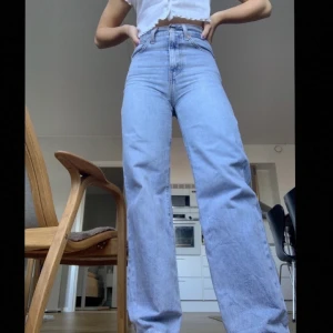 Levi’s jeans - Säljer mina Levi’s ribgace wide jeans då de är för små för mig :( Nypris 1250 men säljer de för 550! Man sänka en dle vid snabb affär