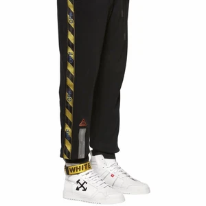 Off white tape sweatpants  - Off white tape sweatpants unisex  Size: xs, men passar oversized som allt från ow  Kan tänka mig att sälja samt byta.  Tveka inte att skicka iväg ett meddelande ifall ni vill ställa en fråga eller ha fler bilder :)
