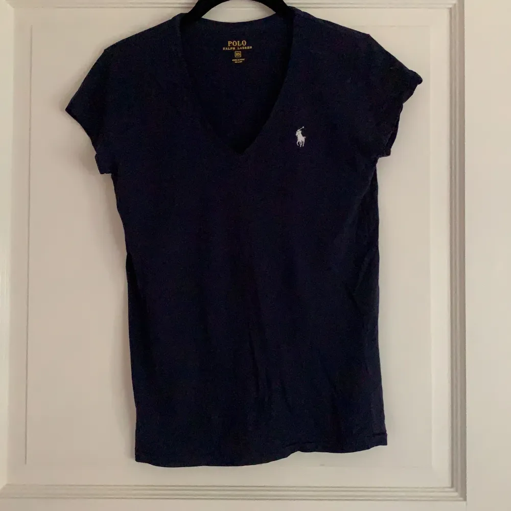 Nästa oanvänd marin blå (navy) Ralph Lauren t-shirt i stolek XS. Säljes på grund av att de tyvärr är fel stolek för mig! I princip nyskick och priset kan disskuteras!. T-shirts.