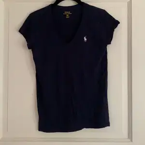 Nästa oanvänd marin blå (navy) Ralph Lauren t-shirt i stolek XS. Säljes på grund av att de tyvärr är fel stolek för mig! I princip nyskick och priset kan disskuteras!