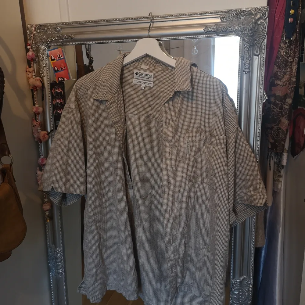 En beige skjorta köpt på secondhand, Den går att knäppa på mig som är L, skulle dock rekommendera den på mindre storlekar om man vill ha den oversized . Skjortor.