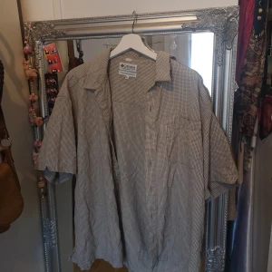 Skjorta  - En beige skjorta köpt på secondhand, Den går att knäppa på mig som är L, skulle dock rekommendera den på mindre storlekar om man vill ha den oversized 