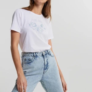 Oversized T-shirt från Gina Tricot 🎀🦋 - Oversized t-shirt från Gina trior med tryck, slutsåld överallt ❤️ Bär oftast XS eller S men köpte L på denna pågrund av att jag ville att den skulle vara mer oversized 🥰 89 + 50 kr frakt 🦋