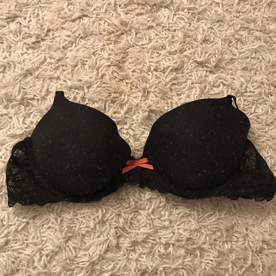 Svart oanvänd bh med rosett