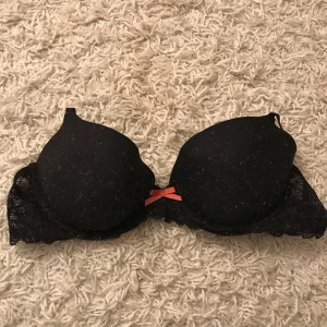 Svart oanvänd bh med rosett  - Supersöt! Frakt är 11 kronor 