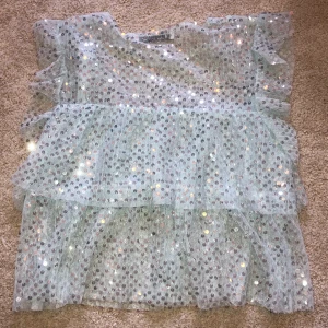 Glittertopp från Zara!  - Säljer denna snygga ljusblåa glittriga topp med paljetter från Zara! Har använt en gång (den är därför i toppskick) och nypris var 400kr! 🌟 Jag säljer nu för 60kr + eventuell frakt (kan mötas upp i Stockholm) 💙💙 Buda (privat)! Bud: 350