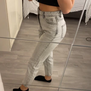 Ljusgrå mot jeans - Säljer dessa ljusa mom jeansen. Har endast använd dessa ett fåtal gånger.🥰