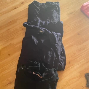 Tröjor - 4 tröjor , en ifrån lager 157 o är ett träningslinne i stolek L en ifrån hm med knappar vid brösten o nedre armarna , en som är rätt använd men fortfarande fin ”den sista vilden längst ner” o en helt vanlig svart o fin, måste bli av me det! 