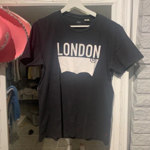 Levis tshirt  - 124 ink frakt