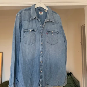 Levis jeansskjorta - Levis jeansskjorta. Lite oversize model på mig som är en 38. 250kr exklusive frakt. Frakt tillkommer på 80kr. Kan annars mötas upp i Hornstull. 