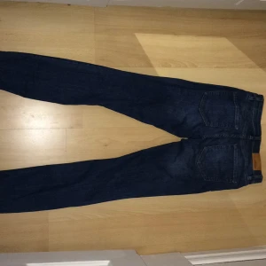  - Märke:Dobber skinny jeans "the teacher"
Färg:Mörk blå
Storlek:25 (skulle jämföra med en 34/XS storlek)
Oanvända från MQ, säljer pågrund av fel storlek.
Nypris:600 kronor
400 kronor inkl frakt till Sverige.
Kan ta emot swish!

