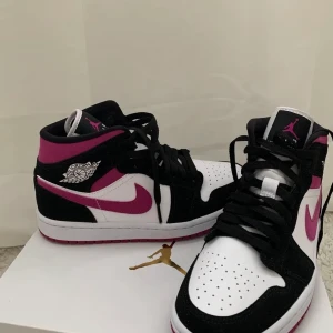 Air Jordan 1 - Använda fåtal gånger.  Budgivning avslutas idag 21:00