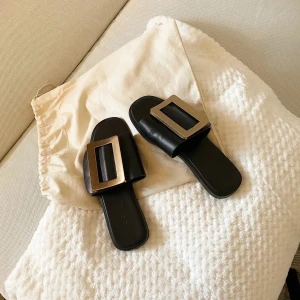 SLIPPERS BOYY - Här har ni de snyggaste slippersen som finns. Tyvärr lite för små för mig. Knappt använda. Nypris 5600kr. BUDGIVNING FRÅN 1500kr!!! I kommentarsfältet. Budgivning avslutas fredag kl 16:00. Högst vinner🖤🖤🖤