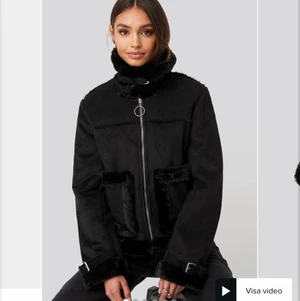 Jacka - Säljer denna snygga och varma höst jacka från nakd🤩 Andvänd ett fåtal gånger och säljer pgr av den inte riktigt kommer till andvändning✨ Storlek 34 men passar även 32 och 36 skulle jag säga💕Köpt för 900kr och säljer för 350😆😊😆😊KÖP